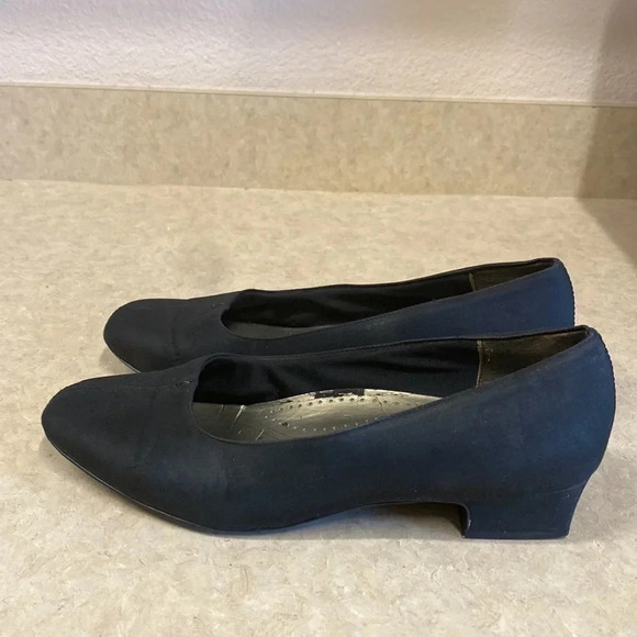 Trotters Black Block Heeled Slip-on Wide Width Dress Shoe - Picture 11 of 12